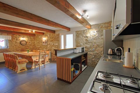 Coffee/tea facilities, Kitchen or kitchenette, Dining area, minibar, oven, pet friendly, stove, toaster