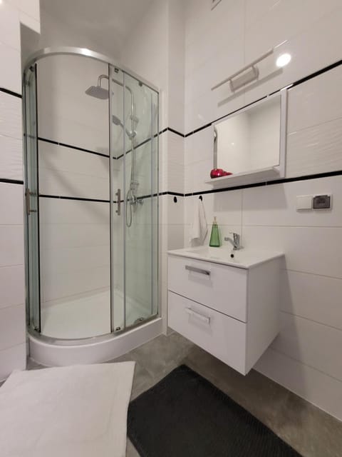 Shower, Bathroom, towels