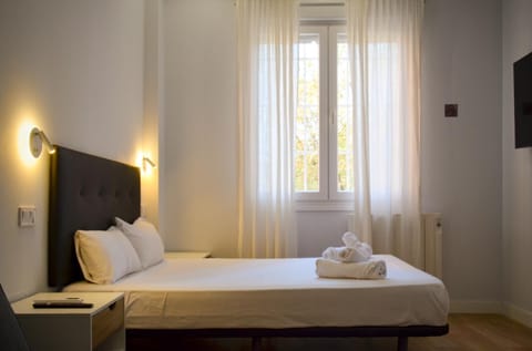Bed, towels