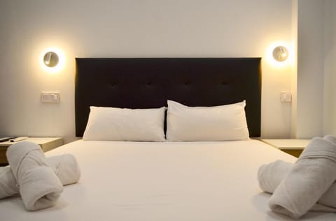 Bed, towels