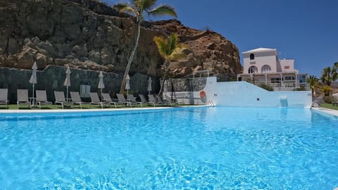 Property building, Day, Swimming pool, sunbed
