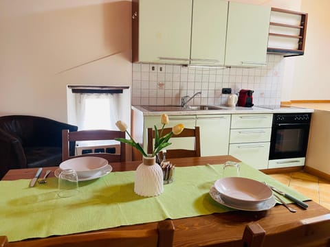 Kitchen or kitchenette, Dining area, stove