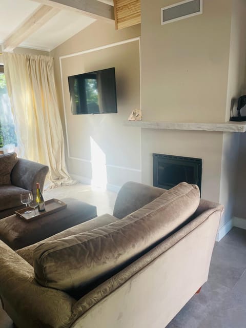 Communal lounge/ TV room, Living room, Seating area