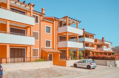 Property building, Day, Neighbourhood, Parking
