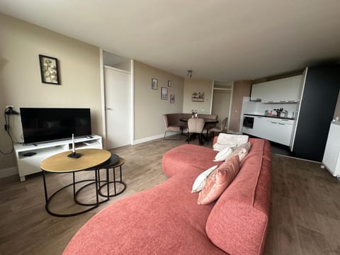 TV and multimedia, Kitchen or kitchenette, Living room, Seating area, Dining area, oven