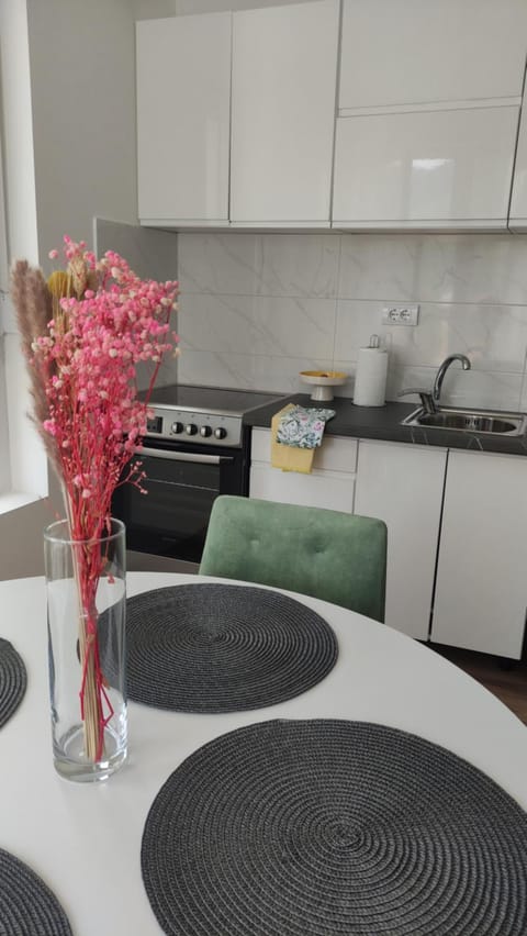 Kitchen or kitchenette, minibar