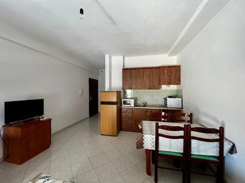 TV and multimedia, Kitchen or kitchenette, Dining area, stove, toaster