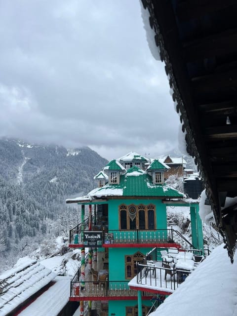 Property building, Day, Natural landscape, Winter, Mountain view
