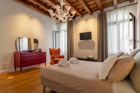 Bed, TV and multimedia, Bedroom