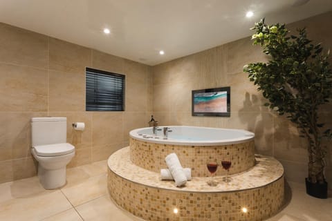 Aphrodites Group - Luxury Hot Tub Suites in Central Lake District! Hotel in Bowness-on-Windermere