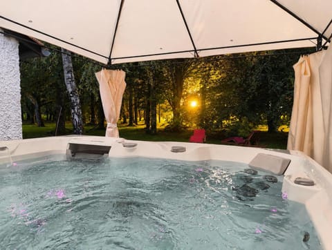 Natural landscape, Hot Tub, Spa and wellness centre/facilities, Garden view, Pool view