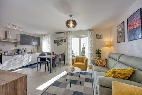 Kitchen or kitchenette, Seating area, Dining area