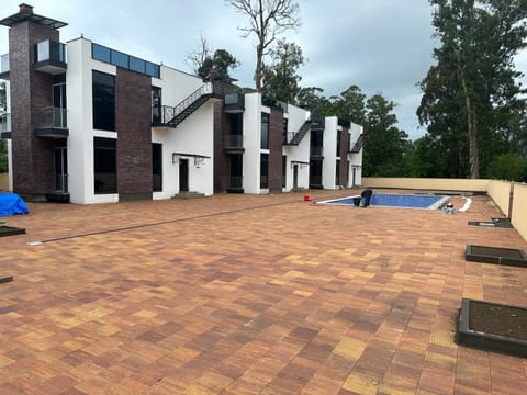 Property building, Day, Pool view, Swimming pool, sunbed