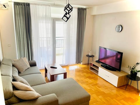 Communal lounge/ TV room, TV and multimedia, Living room, Seating area, Evening entertainment