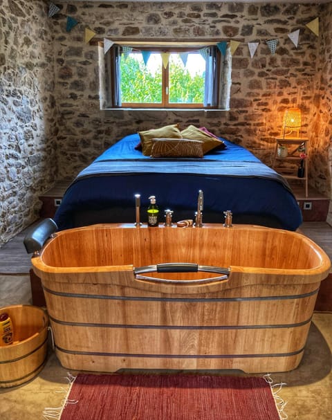 Bed, Photo of the whole room, Bedroom, Bath