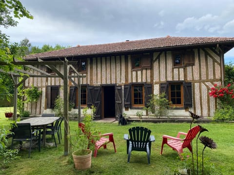 Property building, Patio, Garden, Dining area