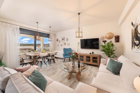 Living room, Seating area, Dining area