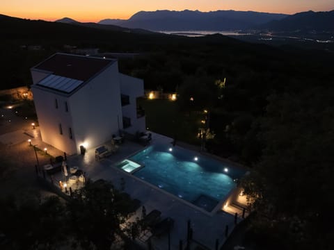 Villa Principium with Infinity Edge Pool&Hot Tub Bed and Breakfast in Kotor Municipality