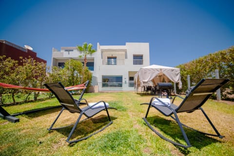 Property building, Natural landscape, BBQ facilities, Garden, Balcony/Terrace, sunbed