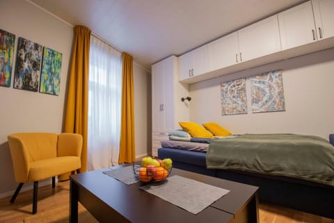 Bed, Seating area