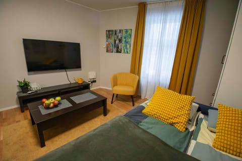 Bed, Photo of the whole room, Seating area
