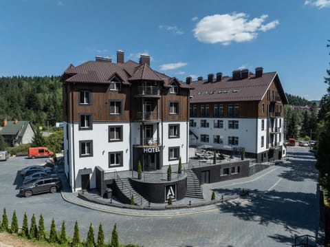 Property building, Day, Neighbourhood, Natural landscape, Location, Parking