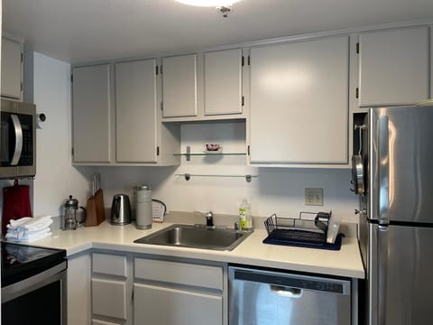 Coffee/tea facilities, Kitchen or kitchenette, dishwasher, oven, stove, toaster