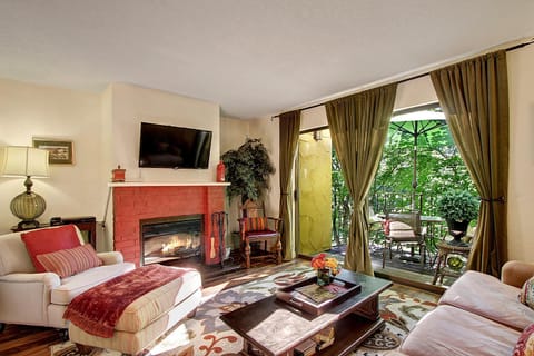 Communal lounge/ TV room, TV and multimedia, Living room, Seating area