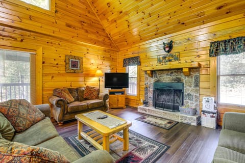 Sevierville Cabin with Hot Tub and Deck! Cabin in Sevierville