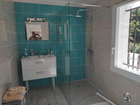 Bathroom, Internal: Not applicable to any particular room