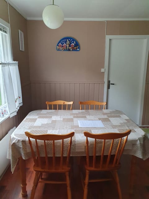 Seating area, Dining area, kitchen