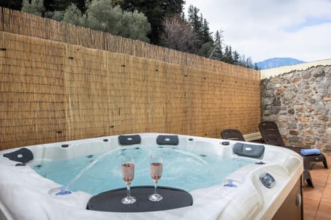 Natural landscape, Hot Tub, Mountain view, Drinks, sunbed