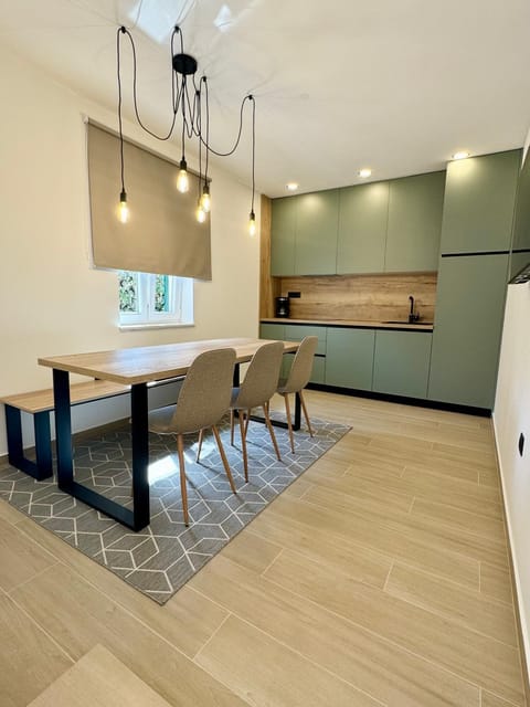 Kitchen or kitchenette, Dining area