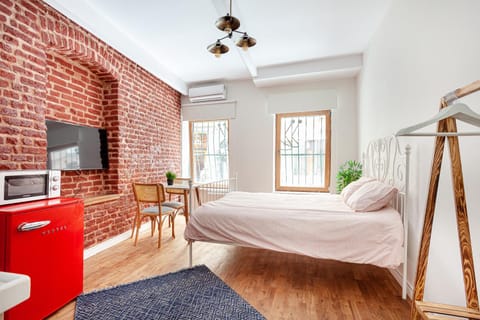 Bed, TV and multimedia, Kitchen or kitchenette, Photo of the whole room, Bedroom