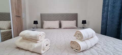 Bed, Bedroom, towels