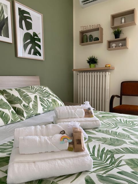 Bed, Photo of the whole room, Bedroom, air conditioner