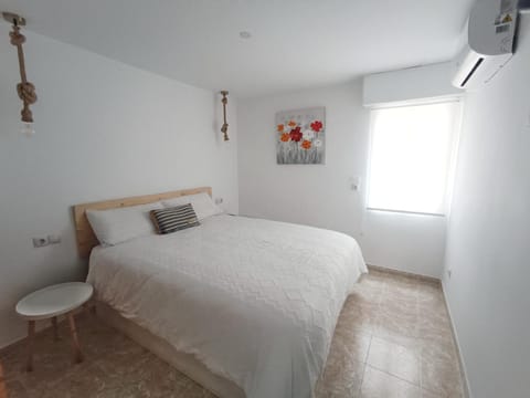 Bed, Photo of the whole room, Bedroom, air conditioner