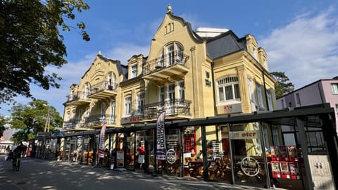 Property building, Day, People, Neighbourhood, Street view, Location, group of guests