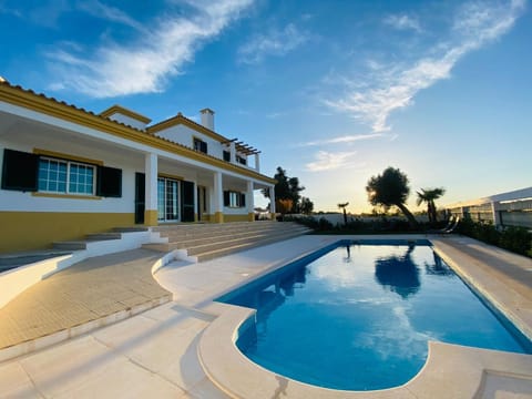 Property building, Day, Garden, Pool view, Swimming pool, Open Air Bath, sunbed
