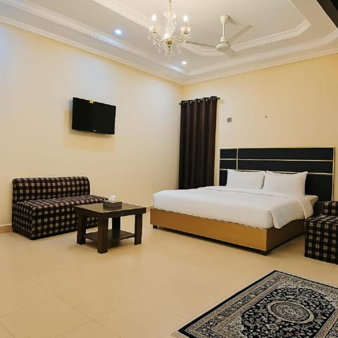 Communal lounge/ TV room, Bed, TV and multimedia, Living room, Bedroom, City view, fireplace
