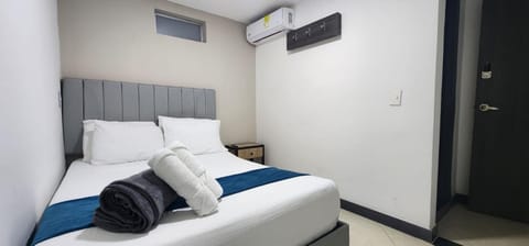 Photo of the whole room, towels, air conditioner