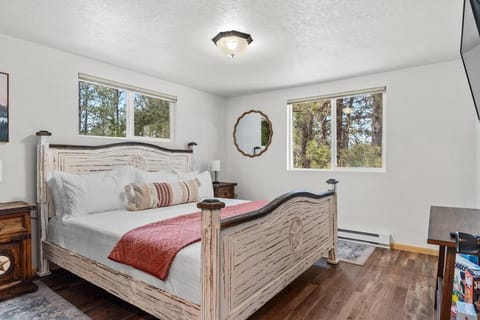 Bed, Photo of the whole room, Bedroom, air conditioner