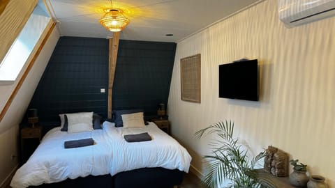 Bed, TV and multimedia, Bedroom, air conditioner