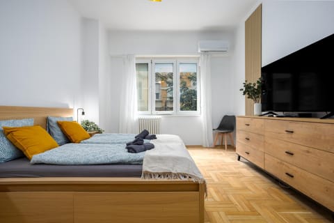 Bed, TV and multimedia, towels