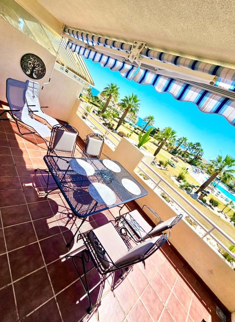 View (from property/room), Balcony/Terrace, Seating area, sunbed