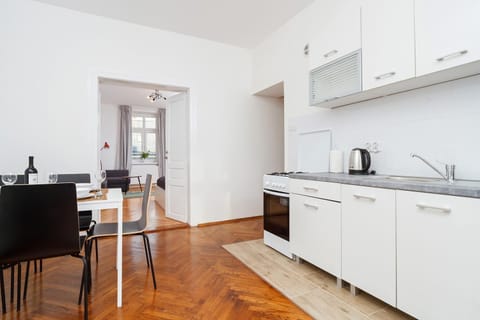 Kitchen or kitchenette, Dining area, oven, stove