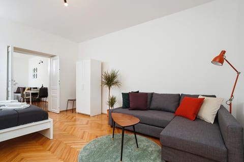 Bed, Living room, Photo of the whole room, Seating area