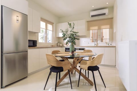 Dining area, kitchen