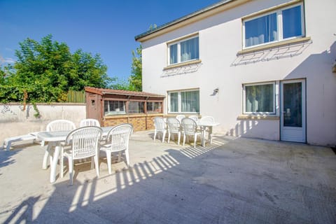 Property building, Balcony/Terrace, Balcony/Terrace, Dining area