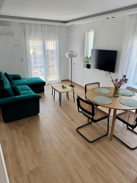 TV and multimedia, Living room, Seating area, Dining area, Evening entertainment